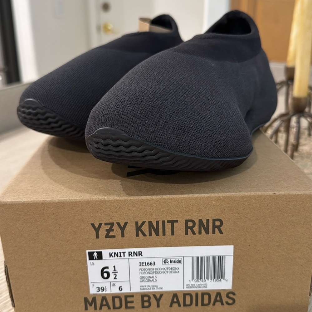 YZY KNIT RNR 6.5 (7.5 women’s)-PRICED TO SELL